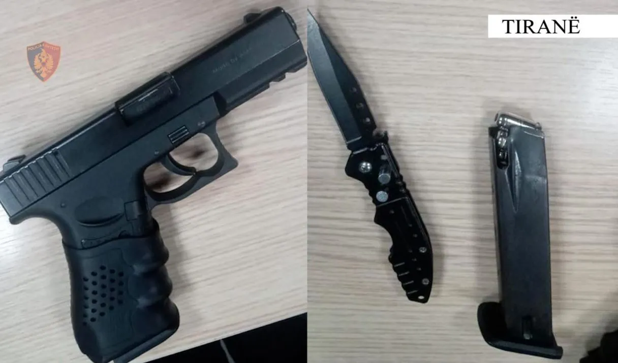 Tiranë/ Qarkullonte me armë të ftohta dhe pistoletë imituese në automjet, arrestohet 30-vjeçari