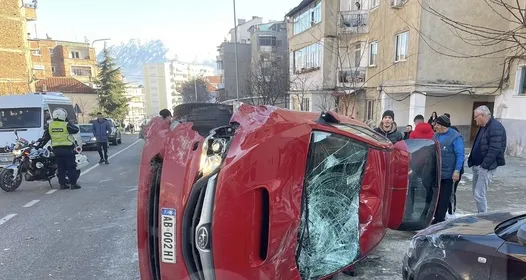 Pogradec/Aksident i trefishtë pa viktima
