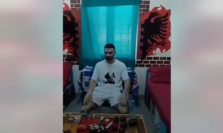 I dënuari në burgun e Reçit tregon “armatimet” që ka në dhomë: I mbaj për sigurinë time, këtu janë të korruptuar!