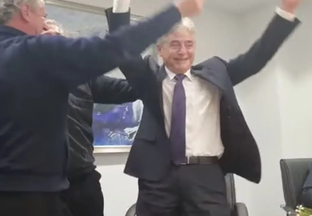 Ali Ahmeti ia merr këngës patriotike pas zgjedhjes së kryeministrit shqiptar Talat Xhaferri