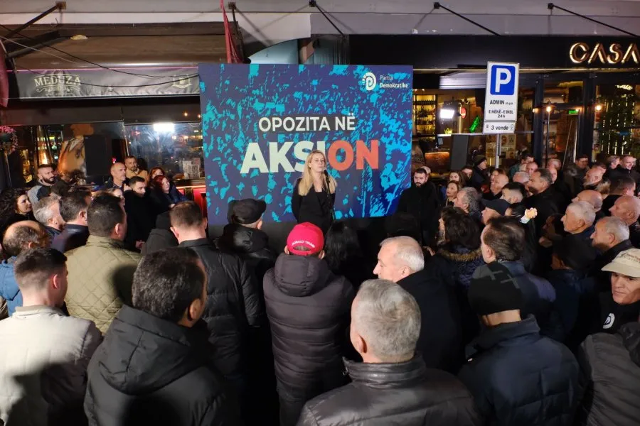 28 ditë protestë nga  mbështetës  të Sali Berishës, poshtë banesës ku mbahet në arrest