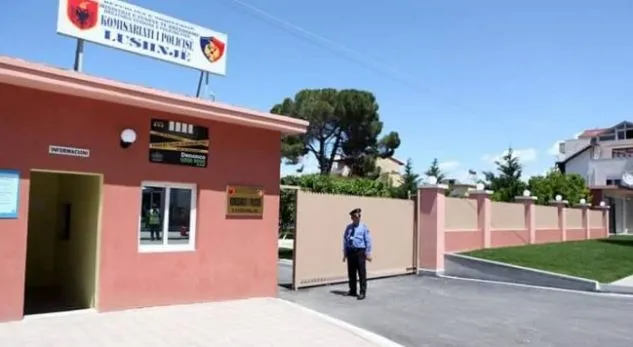 Lushnje/ Dhunoi djalin me sende të forta, pranga babait