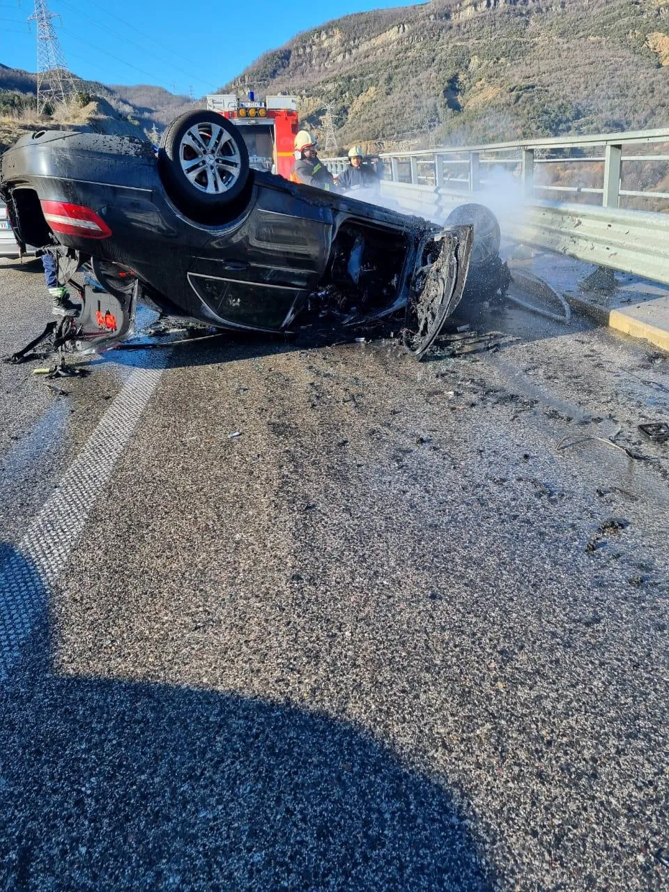 FOTO/ Tjetër aksident në autostradën “Elbasan-Tiranë”,  njëri mjet shpërthen në flakë