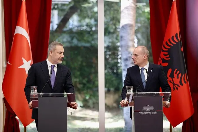 Ministri i Jashtëm turk bën “lolo” Hasanin tonë