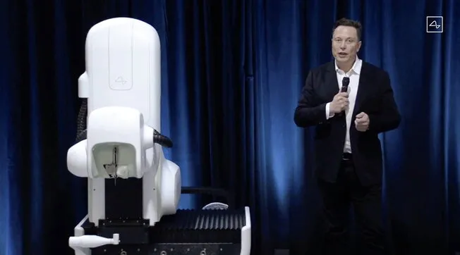 Kompania e Elon Musk implanton çipin e parë në trurin e njeriut
