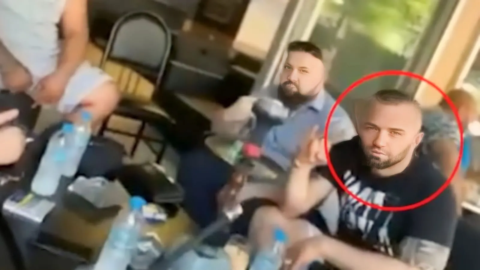 Vrau bashkëatdhetarin, shqiptari “luan” shijon kafen i pashqetësuar në mes të Athinës
