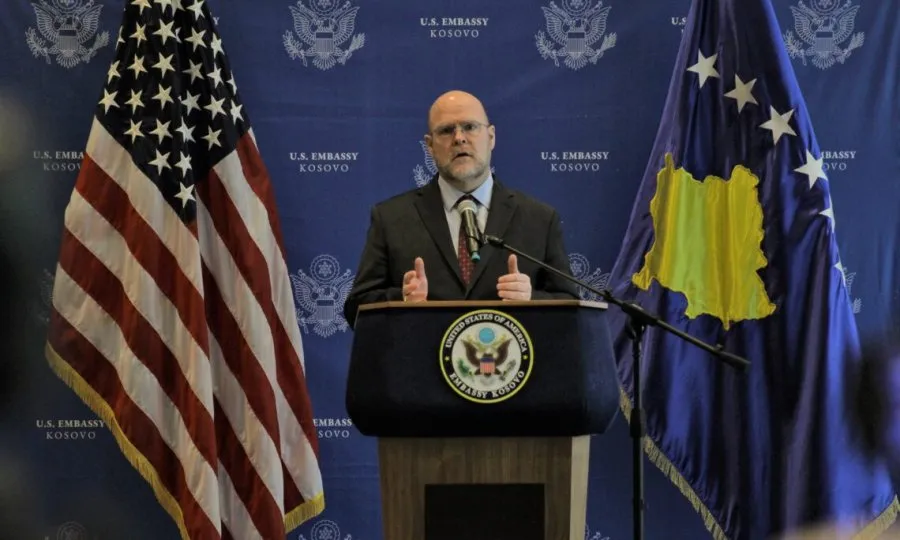 Ambasadori i SHBA në Kosovë flet pasi u hoq dinari serb nga BQK: U druhem tensioneve të reja