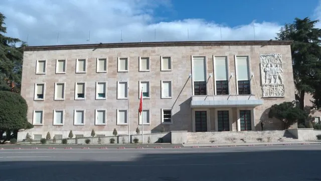 Meta akuzon qeverinë:  3.3 miliardë euro në vit vidhen dhe shpërdorohen nga qeveria Rama