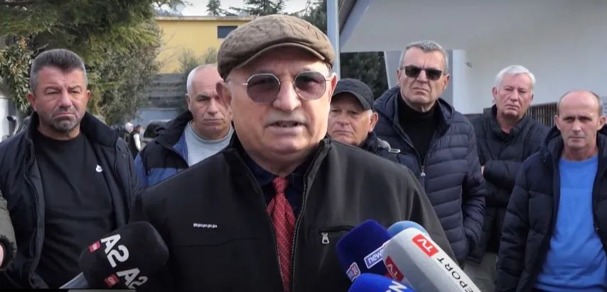 Autoshkollat në protestë për rritjen e tarifave: Nuk të vjen njeri, do shkojmë drejt falimentimit!