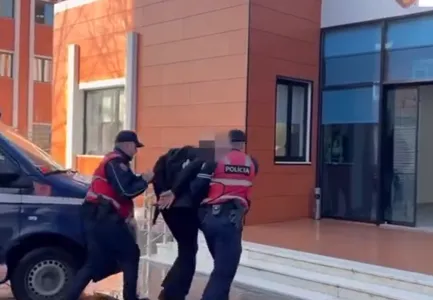 Shumë e rëndë në FIER/  26-vjeçari dhunon nënën e tij dhe tenton të abuzojë s*ksualisht motrën e mitur