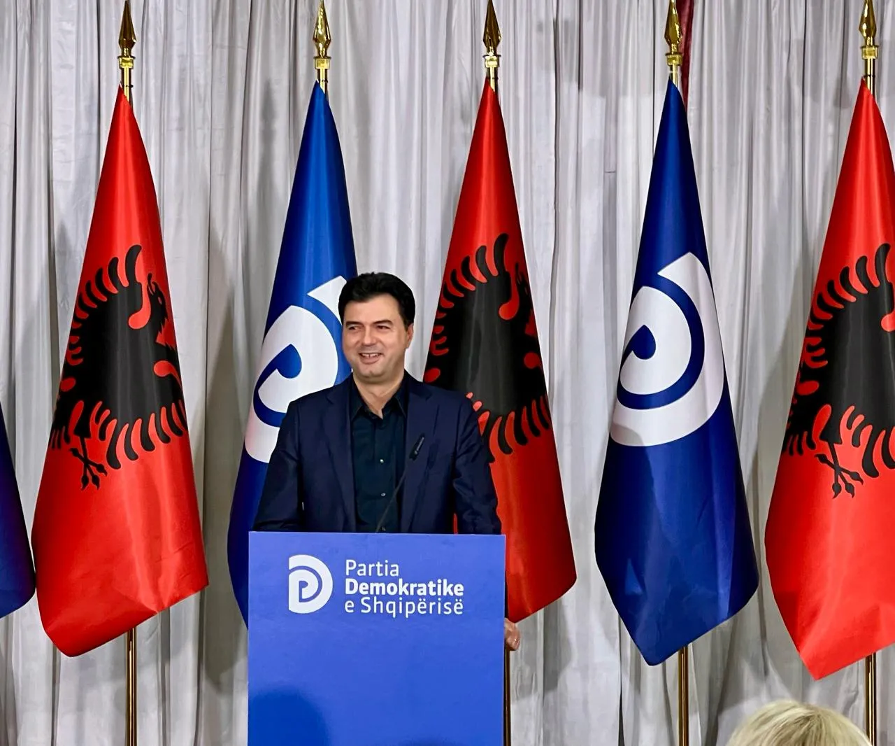Opozita protestoi brenda dhe jashtë parlamentit, Basha: Bëjnë teatër!