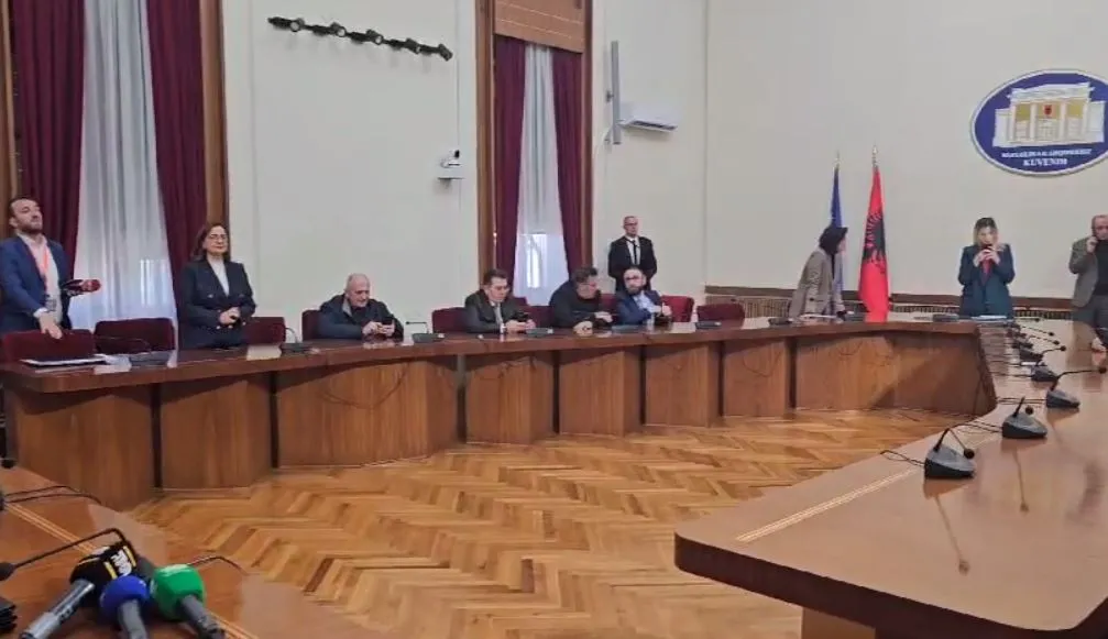 Deputetët e PD nuk lejojnë Gjiknurin të futet në sallë, Noka: Reformë Zgjedhore me opozitë të emëruar, harrojeni!