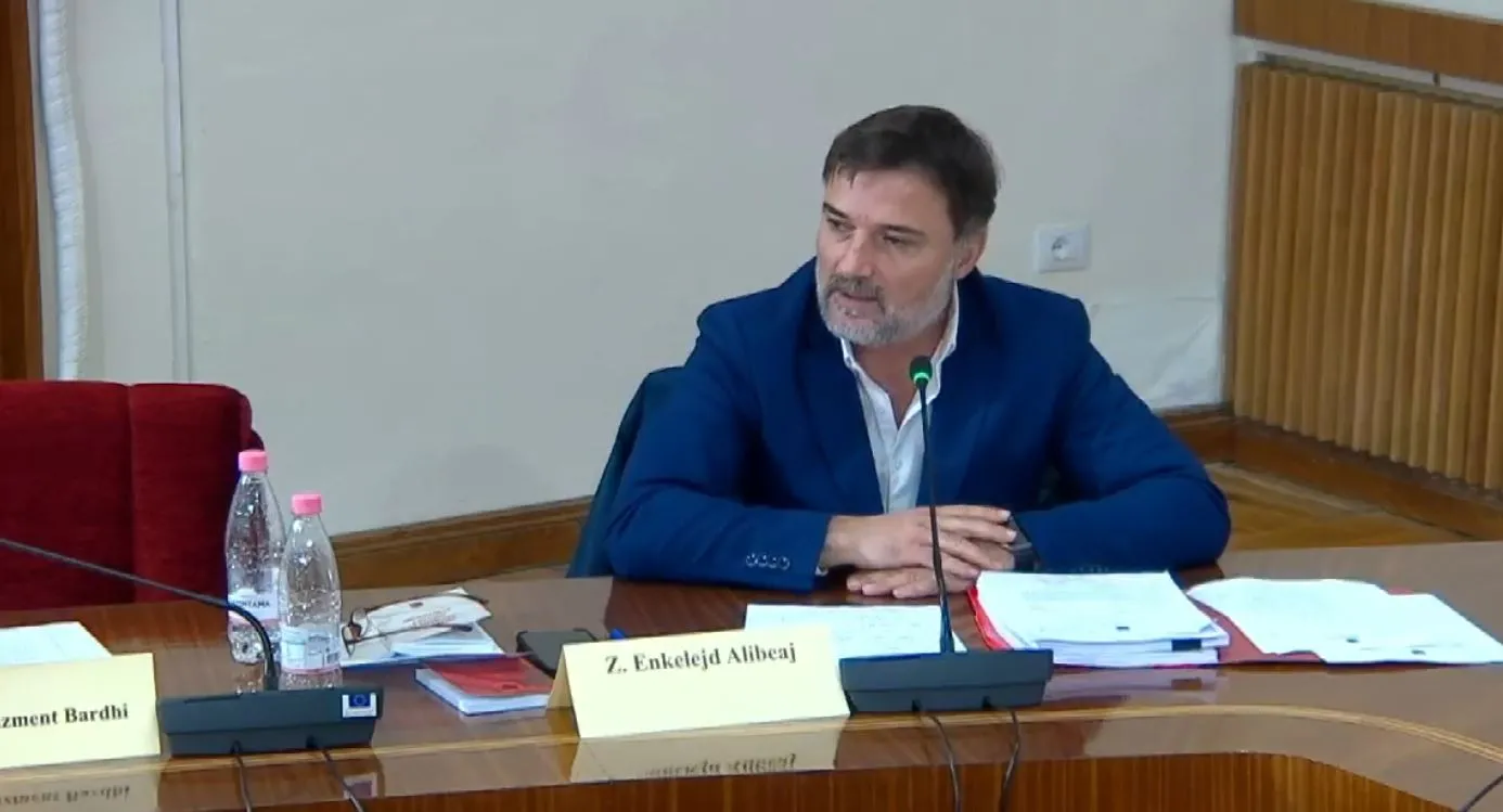 Alibeaj për tensionet në mbledhjen e ‘Zgjedhores’: Mazhoranca e ka pritur këtë teatër, janë komod me Kodin aktual