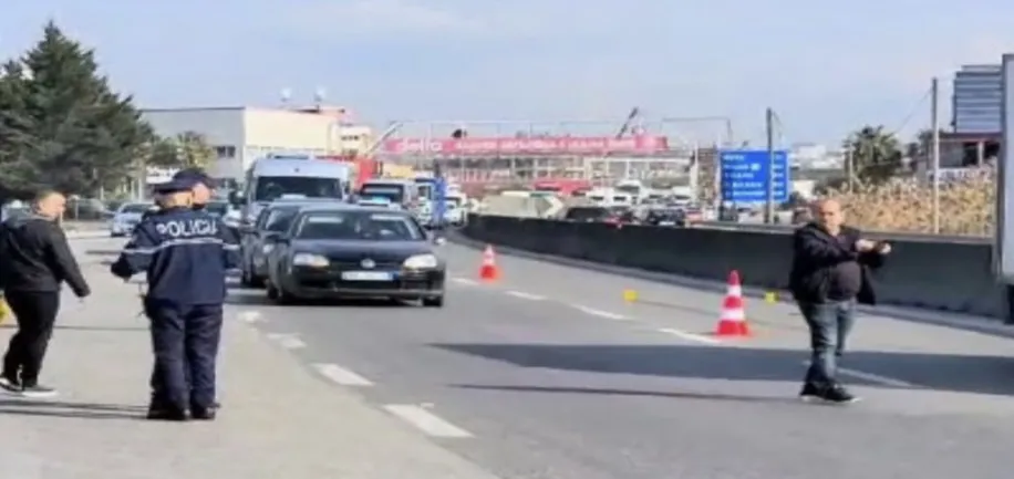 FOTO/Aksident në autostradën Tiranë-Durrës, i moshuari në gjendje të rëndë