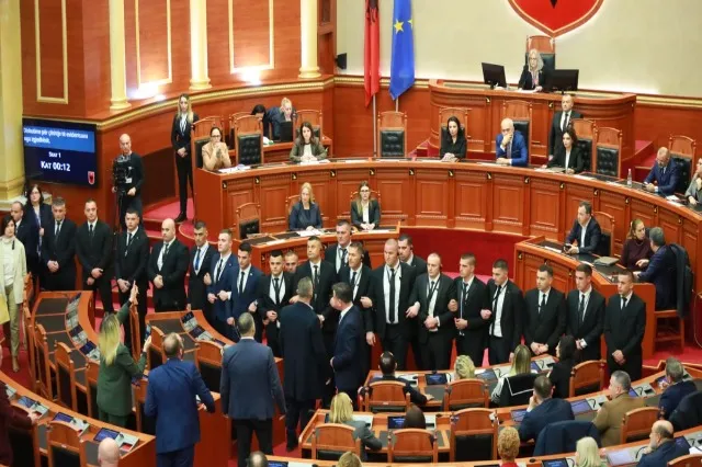 Përjashtohen 4 deputetë të PD nga Kuvendi