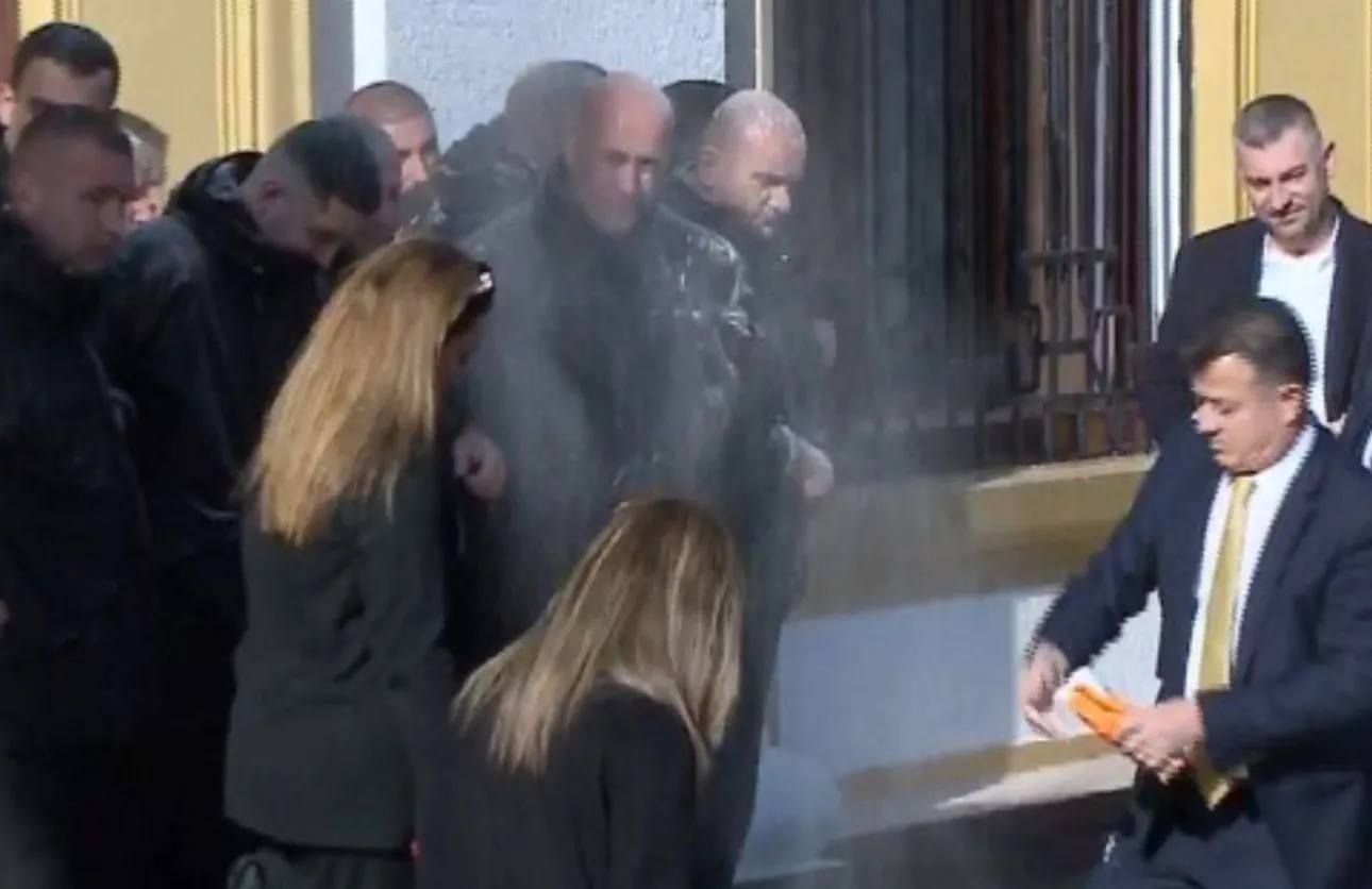 Flamur Noka u hedh miell në fytyrë punonjësve të Gardës