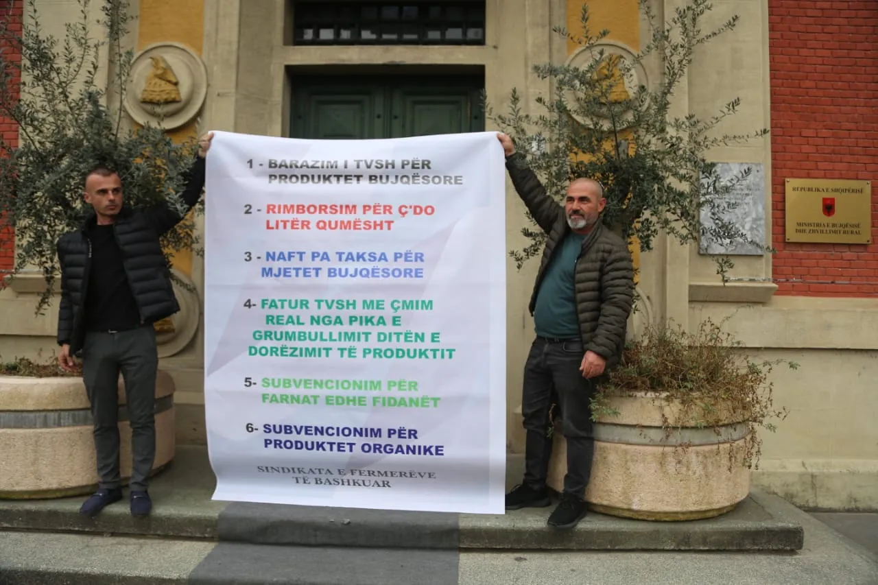 Protesta/ Fermerët mblidhen para Ministrisë së Bujqësisë, paralajmërojnë protesta në të gjithë vendin, ja kërkesat e tyre