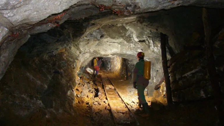 Bulqizë, plagoset minatori  në galeri dhe niset me urgjencë drejt Traumës