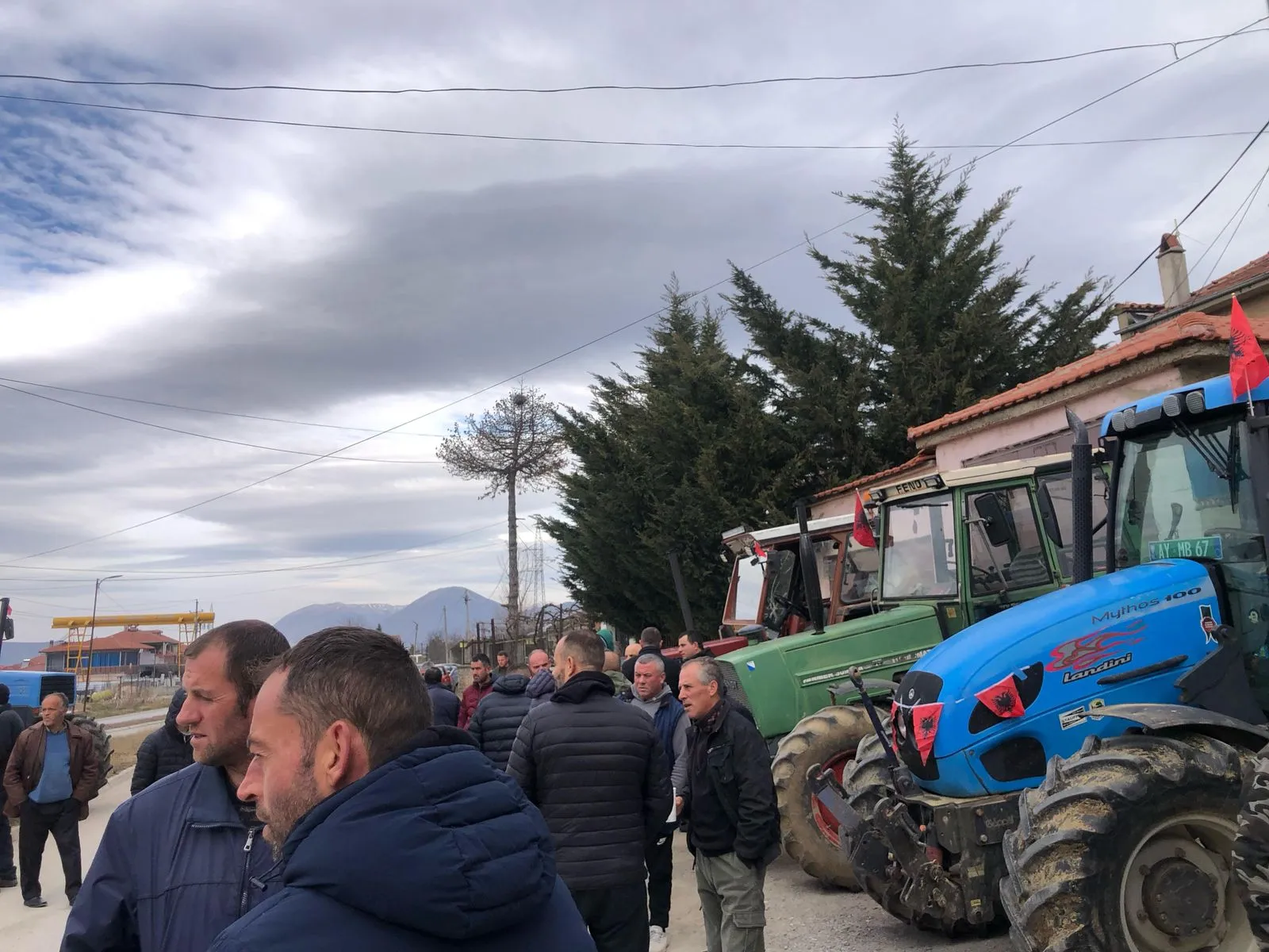 DEVOLL/ Fermerët dhe blegtorët  në protestë, rreshtojnë traktorët tek Drejtoria e Bujqësisë!