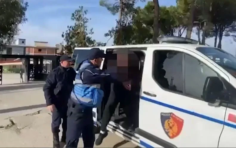Malësi e Madhe/  Vodhën një furgon në një vendparkim, arrestohet 19-vjeçari!