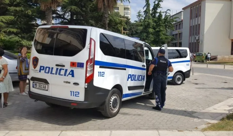 Kavajë/ EMRI/ Vrau nënën duke ushtruar dhunë, vihet në pranga 35-vjeçari