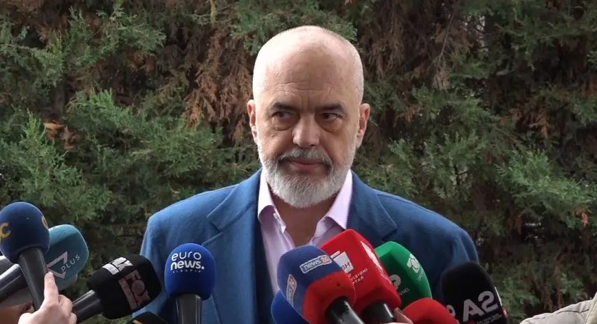Video/ Gazetarja e pyet për qoftet në verandë, Rama flet për hapjen  e PS!
