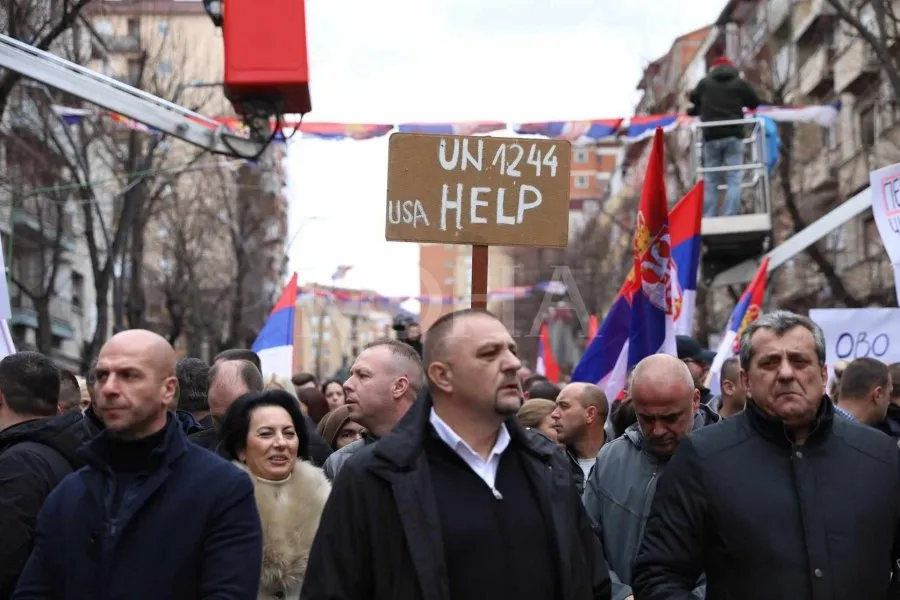 Serbët në protestë i kërkojnë ndihmë SHBA: Të anulohet vendimi për dinarin