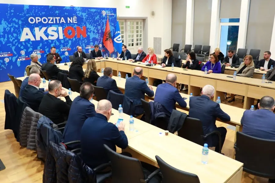 Takimi i Grupit Parlamentar të Partisë Demokratike në selinë blu/ Ja deputetët e pranishëm