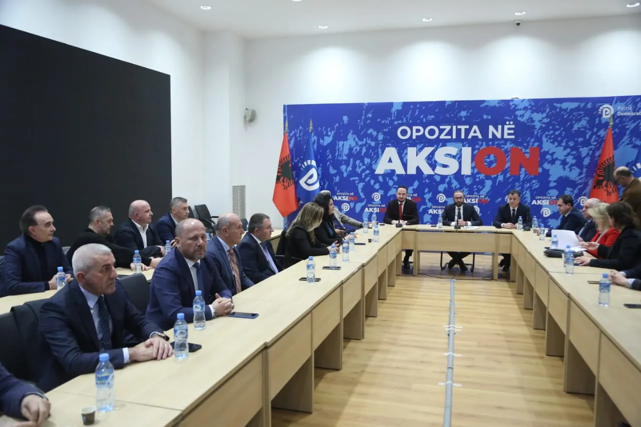 Përfundon mbledhja me dyer të mbyllura e deputetëve të Bardhit dhe Berishës