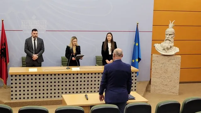 Kalon   vetingun Drejtori  i Drejtorisë së Hetimit, në Departamentin e Policisë Kriminale