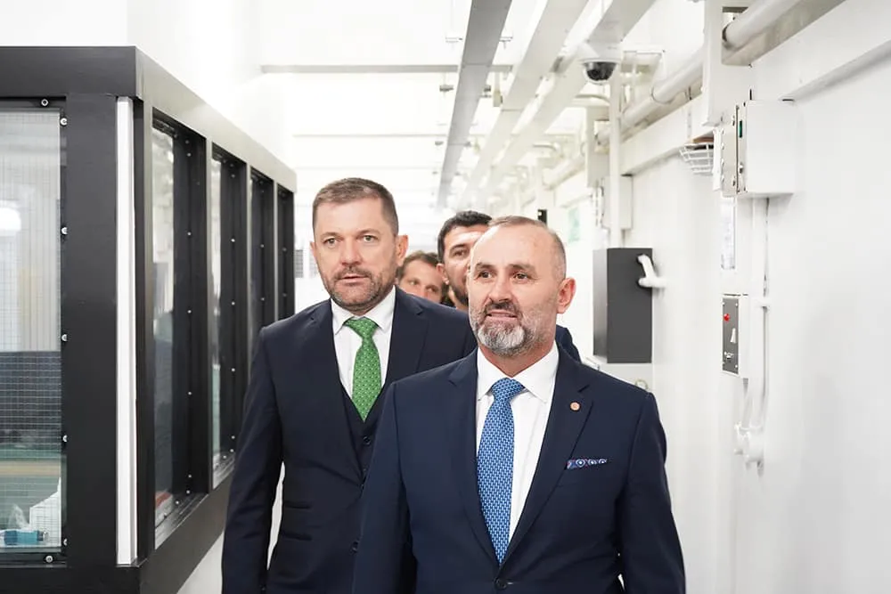 Shkarkohet nga detyra Drejtori i Përgjithshëm i Burgjeve, Admir Abrija