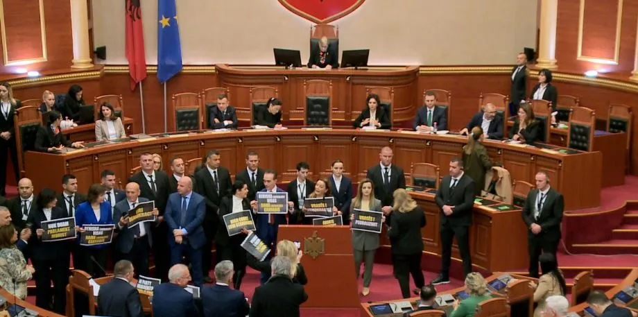 Opozita me pankarta bllokon foltoren/ Fishkëllejnë me bilbila
