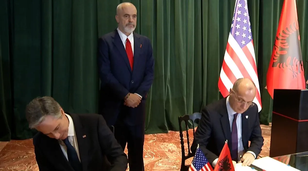Sekretari Antony Blinken dhe ministri i Jashtëm nënshkruajnë marrëveshjet e bashkëpunimit në Kryeministri.