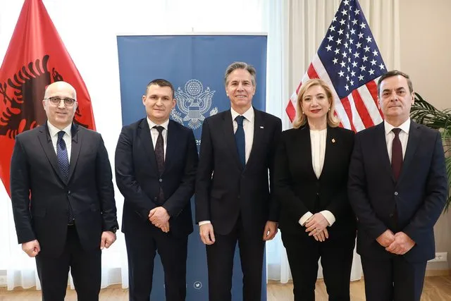 Ambasada Amerikane del me mesazh pë SPAK pas vizitës së Blinken  : Tani është momenti të merrni guximin dhe të godisni
