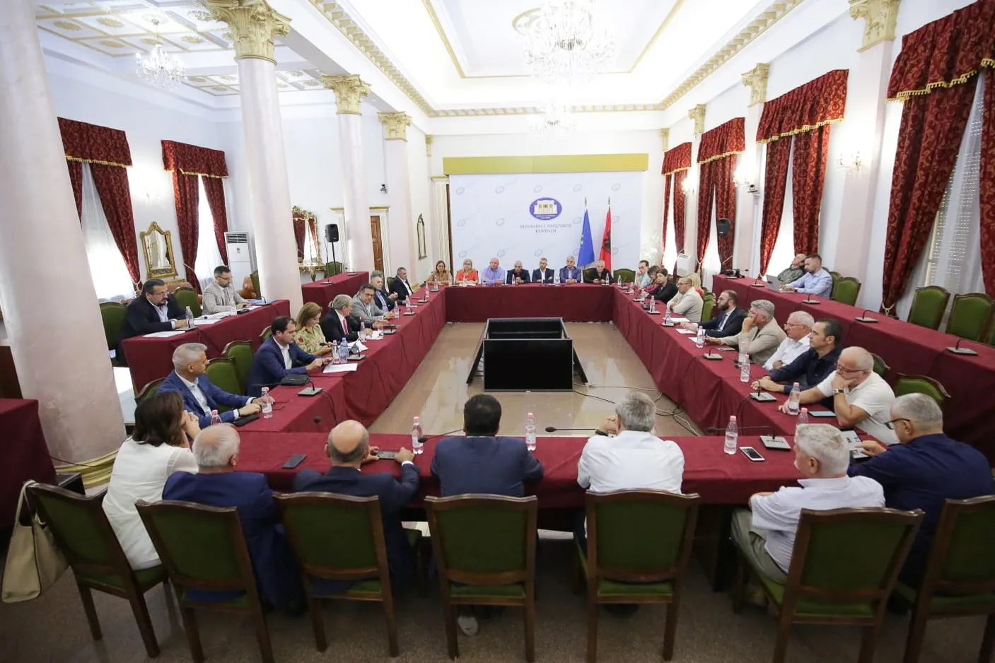 Firmoset sot marrëveshja mes partive politike: Përballje me regjimin e korruptuar të Ramës! Ja pikat kryesore
