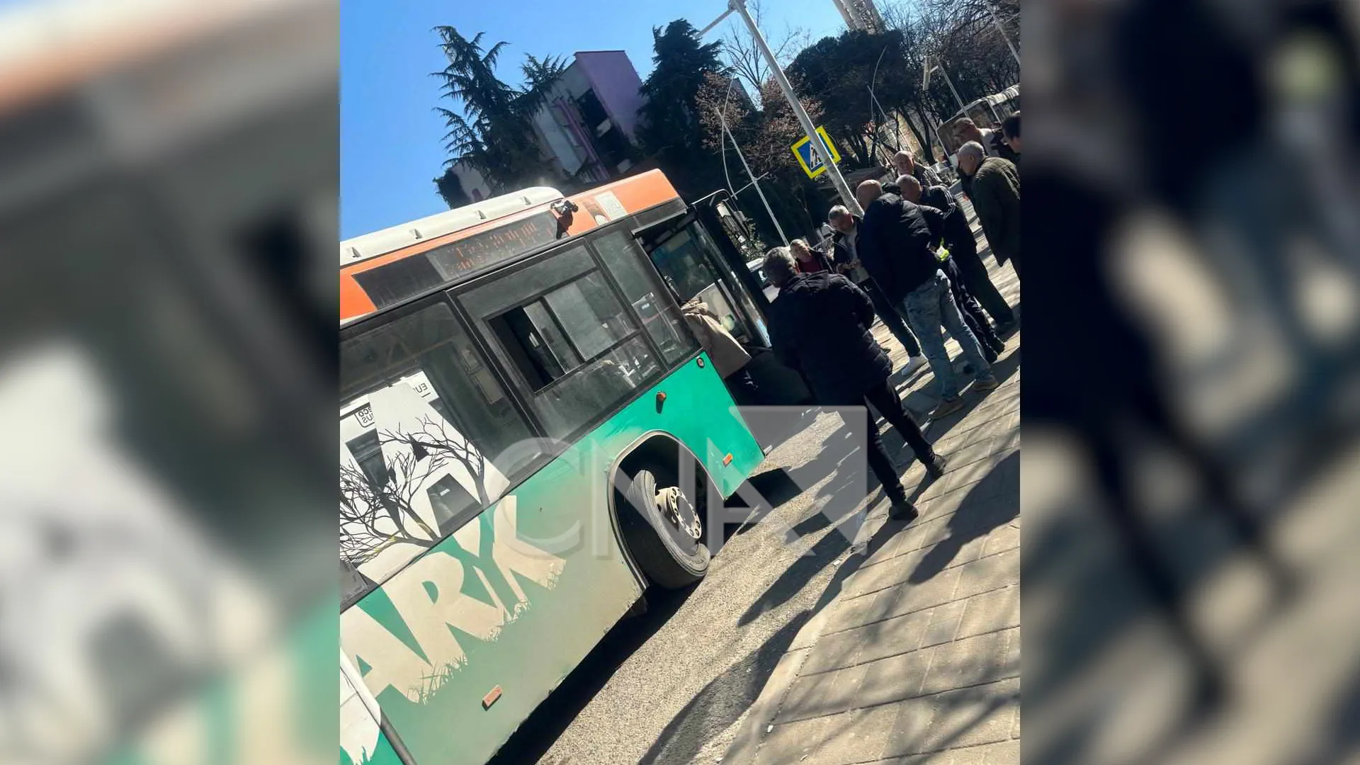 Tiranë/ Përpasen dy autobusë në afërsi të qendrës, bllokohet trafiku