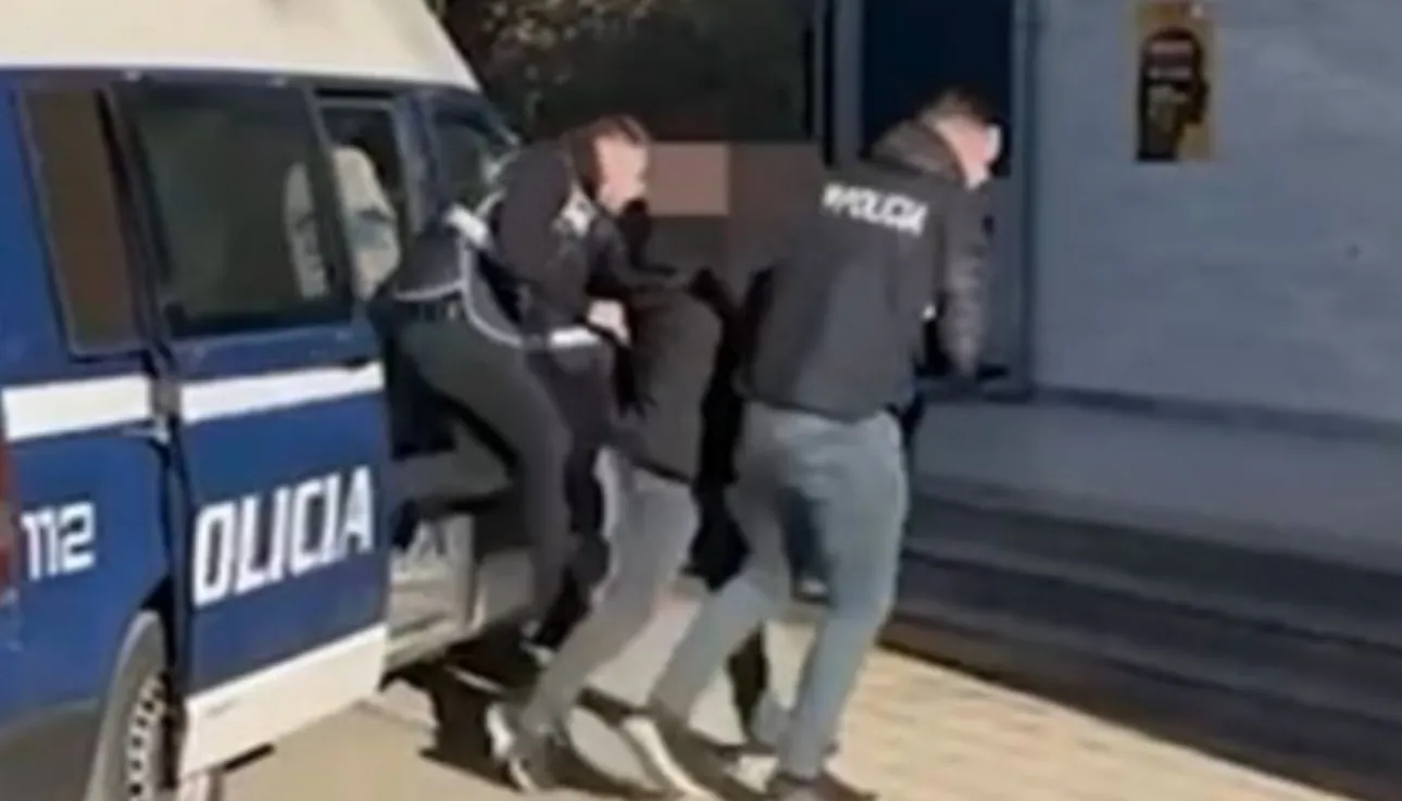 FIER/ Dhunoi gruan dhe i shpërndau videon intime, arrestohet 29-vjeçari