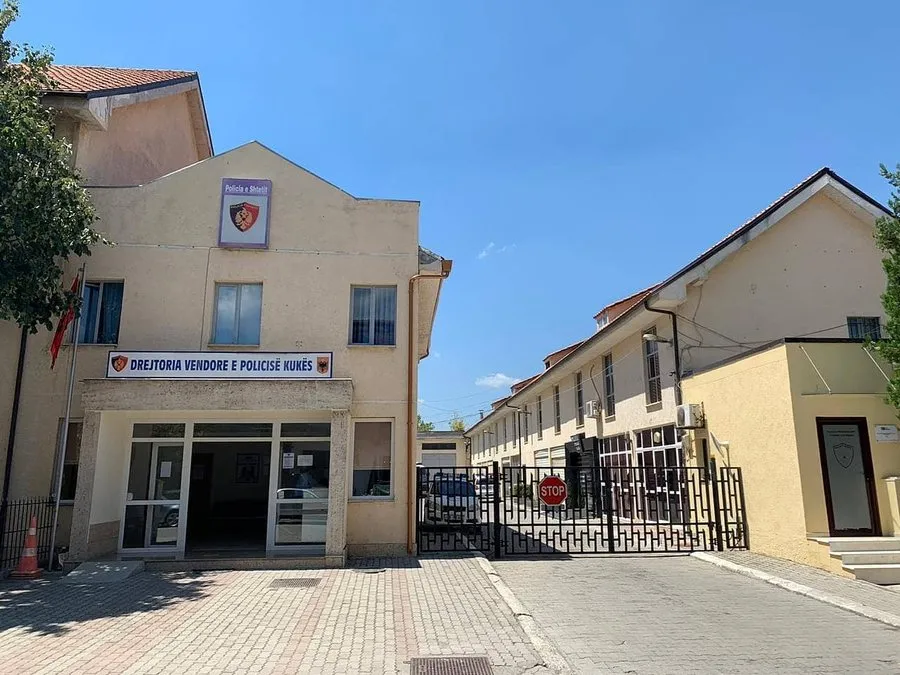 Tropojë, arrestohet 51-vjeçari pasi plagosi fqinjin, policia i gjen arsenal armësh