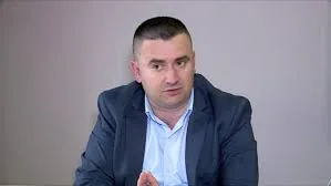 Av Arben Llangozi