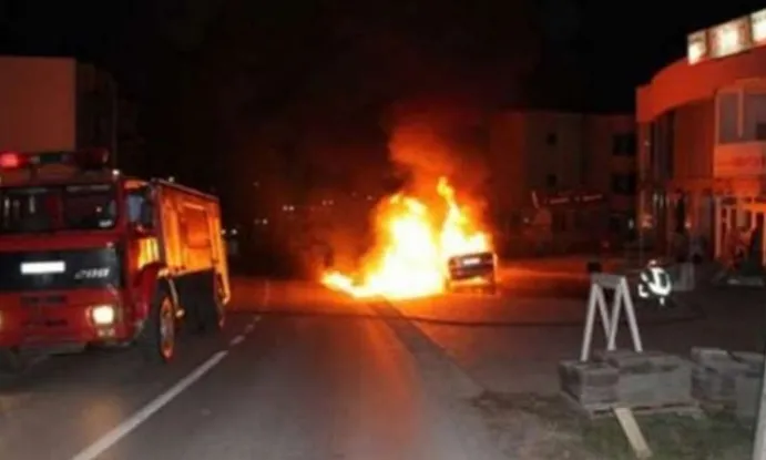 Lezhë/ Dogji me benzinë lokalin dhe 2 makina, identifikohet autori