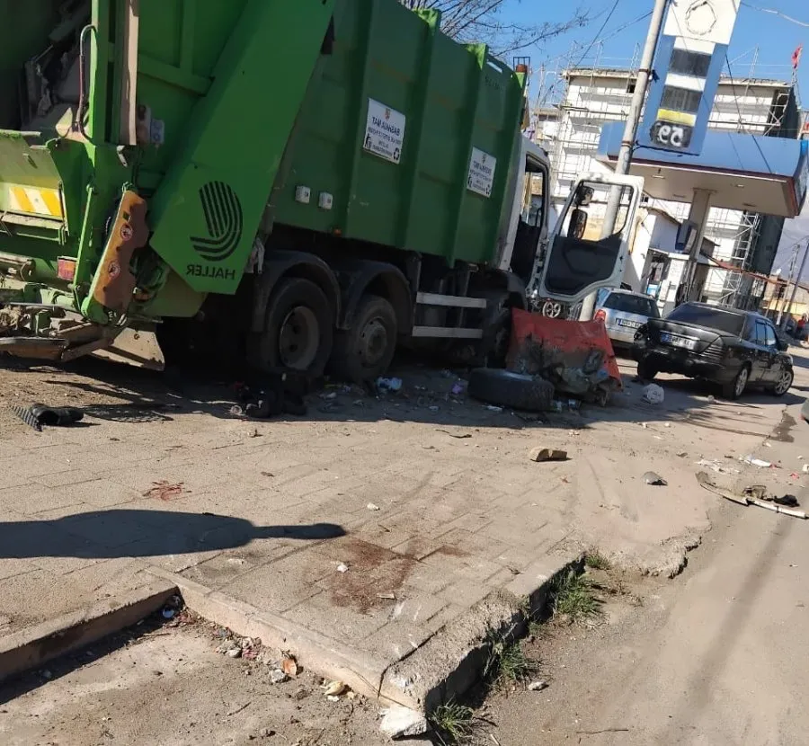 BURREL/ Aksident i rëndë , makina del në trotuar dhe përplas 4 persona