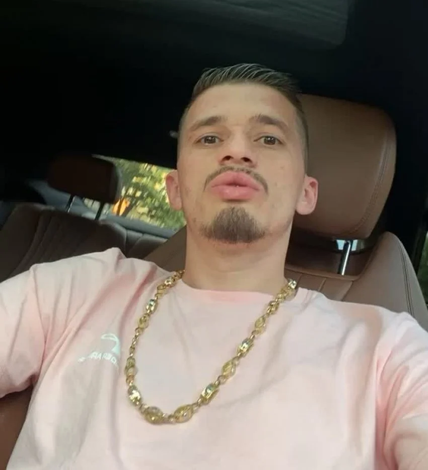 Personazhi i “TikTok-ut” Kozaku,   shoqërohet në polici, u  shfaq me pistoletë dhe duke pirë kokainë në video