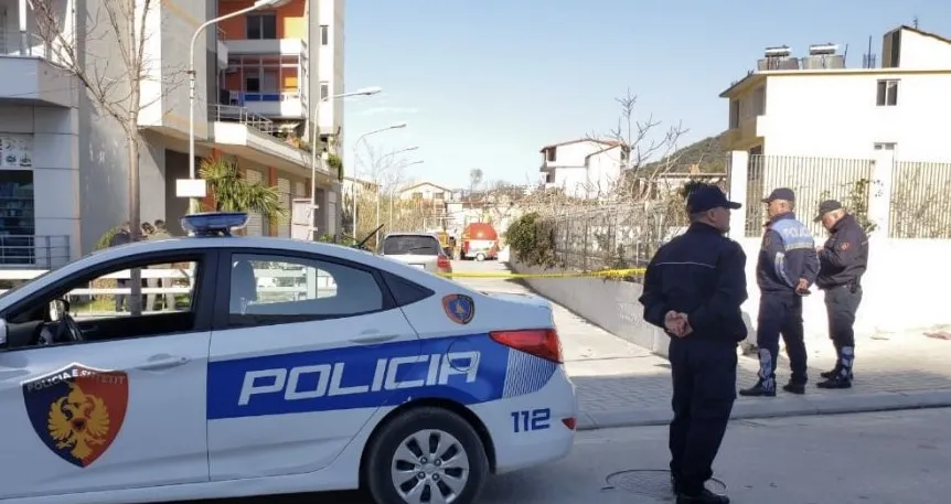 Dhunoi vëllain dhe kunatën, si edhe i kërcënoi se do t’i vriste me sëpatë, arrestohet 46-vjeçari
