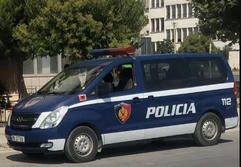 Tropojë/Me  armë,  dhe drogë në automjet e banesë, vihet në pranga 29-vjeçari