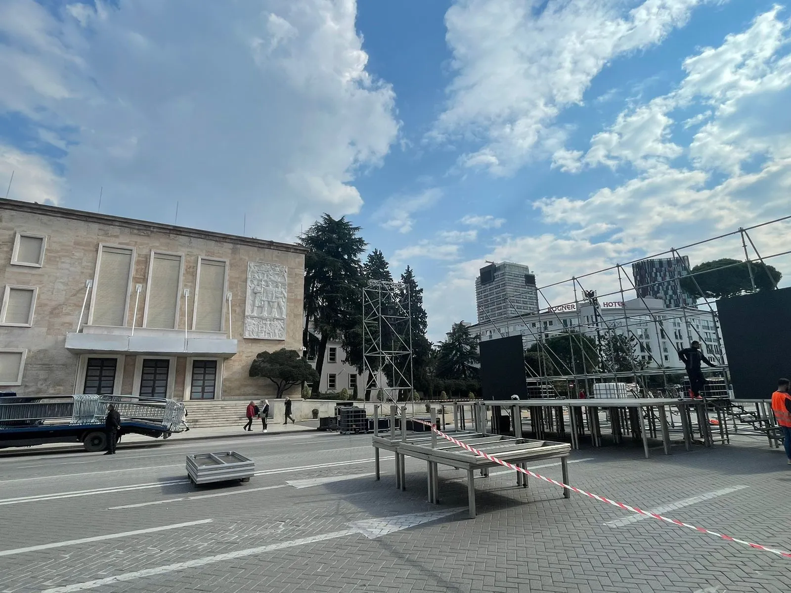 Disa orë para protestës, rrethohet me  gardh metalik kryeministria