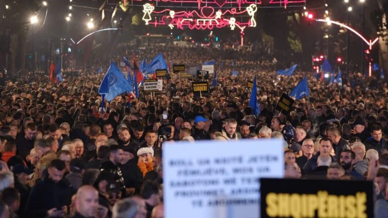Reagon Avokati i Popullit : Një person dhunohet nga policia, 11 të shoqëruar nga protesta e OPOZITËS