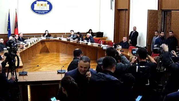 Përplasje te Byroja e Kuvendit/ Felaj ndërpret “me vrap” mbledhjen