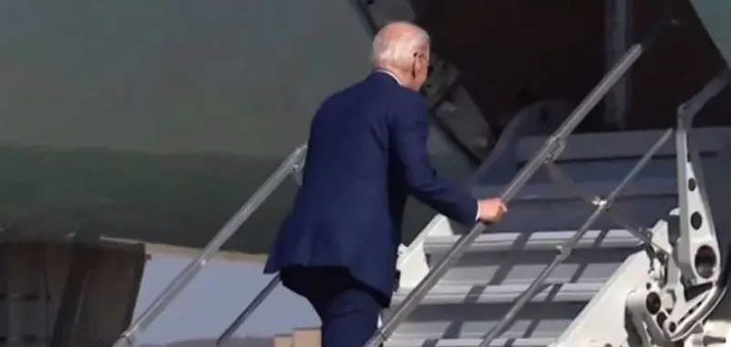 VIDEO/ incidenti viral i presidentit Biden,  pengohet dy herë teksa ngjit shkallët e avionit