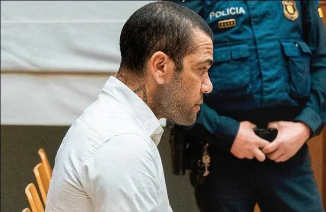 Dani Alves dënohet me katër vite e gjysmë burg dhe 150 mijë euro dëmshpërblim