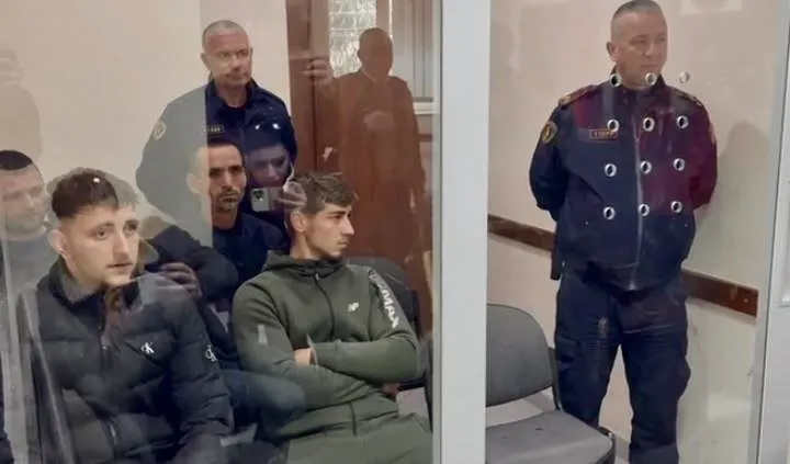 Gjykata liron  katër protestuesit e opozitës që hodhën flakadanë para Kryeministrisë